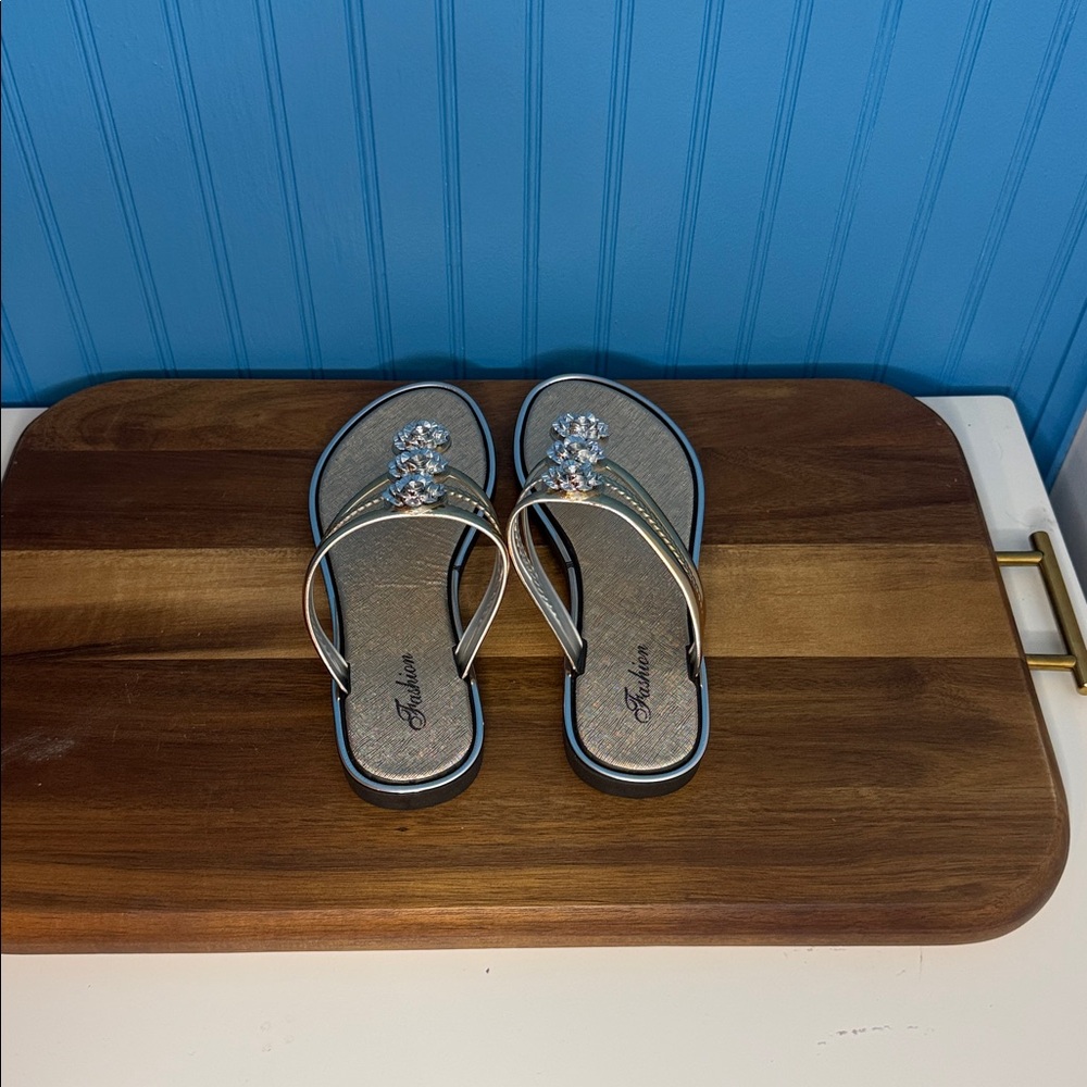 NWOT Elegant Gold and Silver Women's Sandals Size 38 EU (7.5-8 US) - Picture 3 of 4